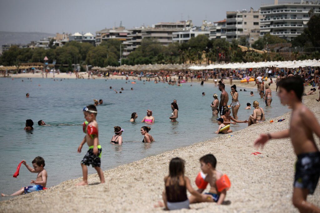 La gente disfruta del sol durante la reapertura oficial de las playas al público tras la flexibilización de las medidas contra la propagación de la enfermedad coronavirus (COVID-19), en Atenas, Grecia, el 16 de mayo de 2020.