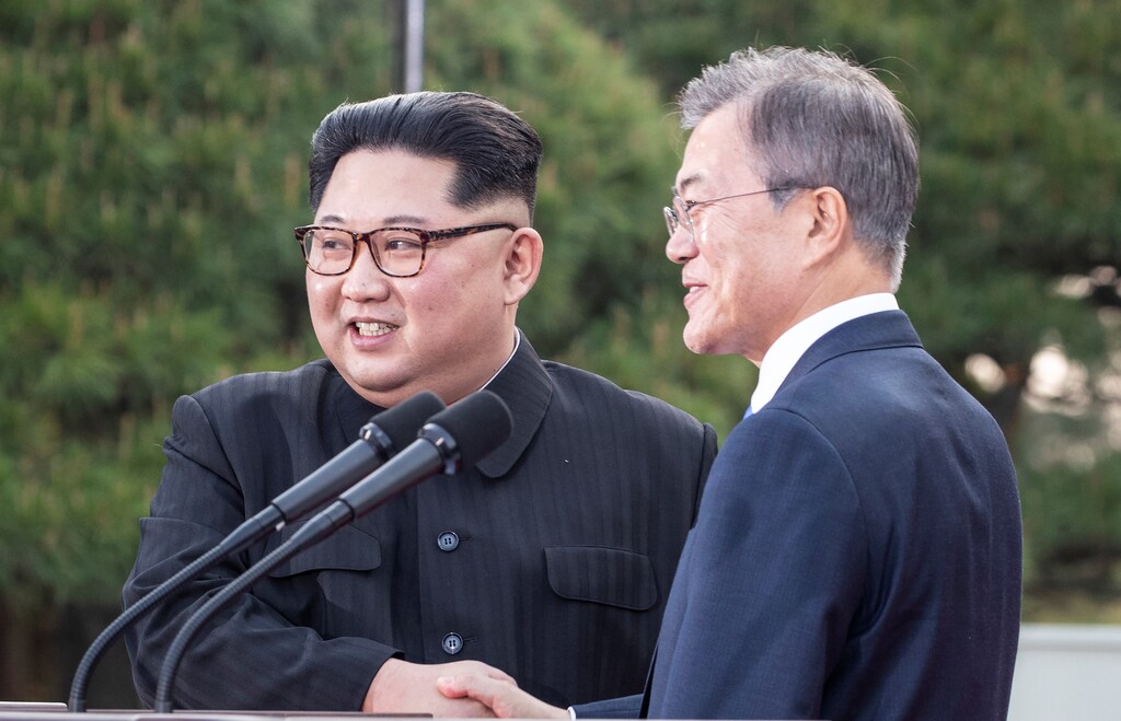 South Korean President Moon Jae-in and North Korean leader Kim Jong Un shake hands at the truce village of Panmunjom inside the demilitarized zone separating the two Koreas, South Korea, April 27, 2018. Korea Summit Press Pool/Pool via Reuters - RC15DB74C030