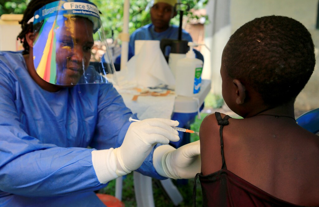 A Ugandan health worker administers ebola vaccine to a child in Kirembo village, near the border with the Democratic Republic of Congo in Kasese district, Uganda June 16, 2019. REUTERS/James Akena - RC1ADCAEDE50