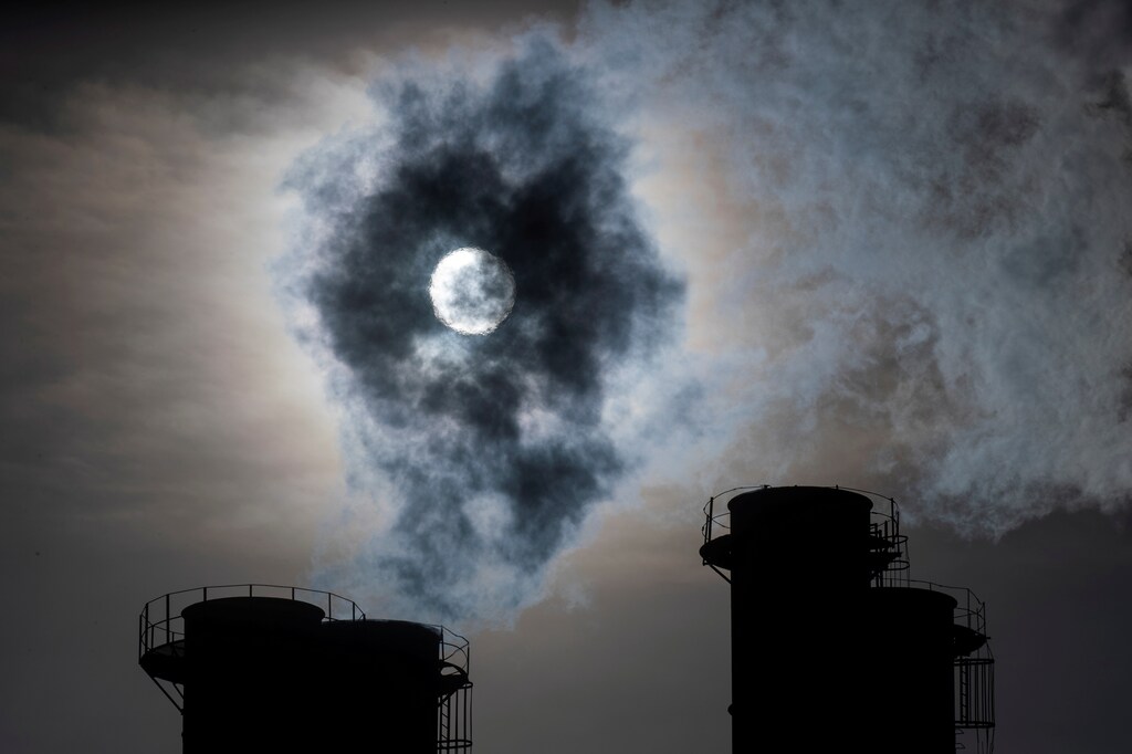 Sun shines through steam rising from chimneys of a power plant in Moscow, Russia November 13, 2019. REUTERS/Maxim Shemetov TPX IMAGES OF THE DAY - RC2AAD9QDH08