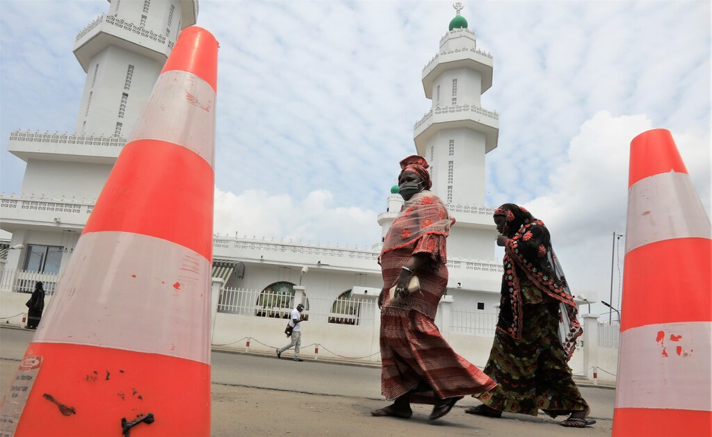 Las mujeres caminan en la calle, en medio de la propagación de la enfermedad coronavirus (COVID-19), en Koumassi un barrio de Abidjan, Costa de Marfil, el 24 de abril de 2020.