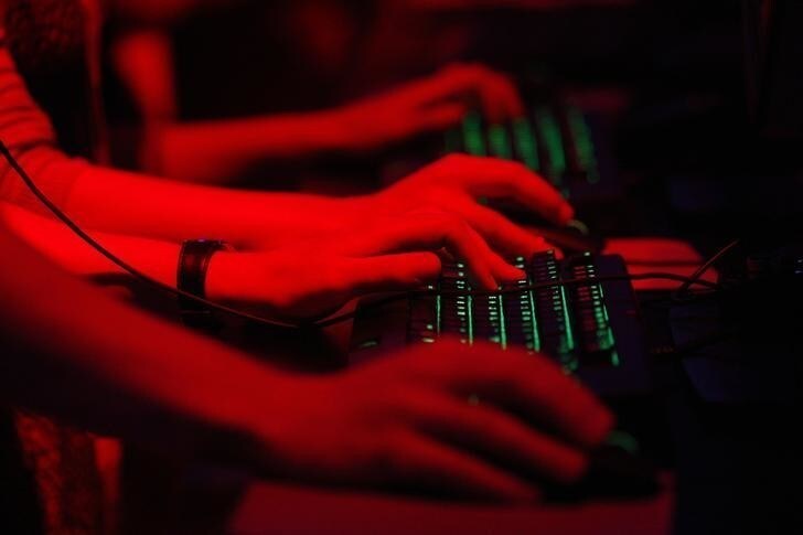 People play "Battlefield 4" on the first day of E3, the Electronic Entertainment Expo, in Los Angeles, California, June 11, 2013. REUTERS/David McNew (UNITED STATES - Tags: SCIENCE TECHNOLOGY ENTERTAINMENT BUSINESS)