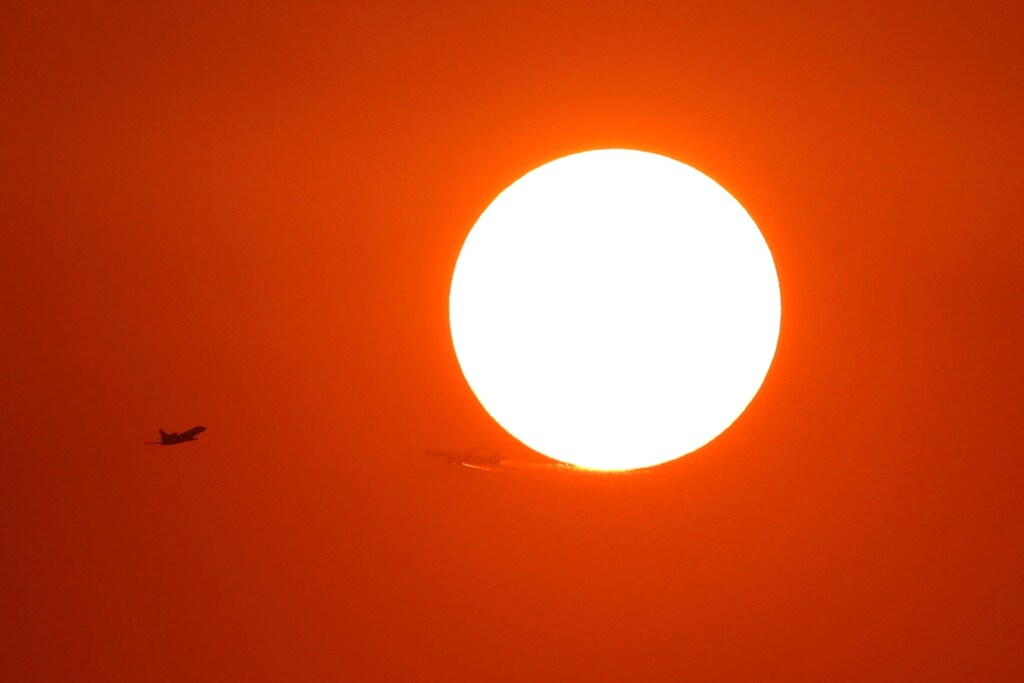 Two planes fly in front of the setting sun in Shanghai, China October 2, 2018. REUTERS/Aly Song TPX IMAGES OF THE DAY - RC1CD5F4A680