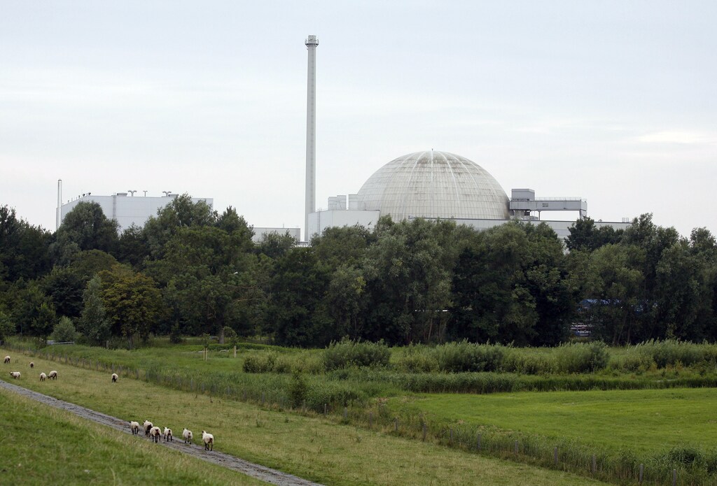 The Unterweser nuclear power plant is pictured in Stadland (Rodenkirchen) near Bremerhaven July, 23 2007. REUTERS/Morris Mac Matzen (GERMANY) - RTR1S6V9