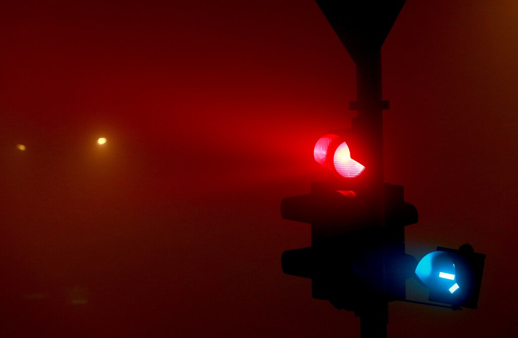Traffic lights are seen as evening fog and air pollution covers Skopje, Macedonia December 14, 2017. Picture taken December 14, 2017. REUTERS/Ognen Teofilovski - RC128E8A26B0