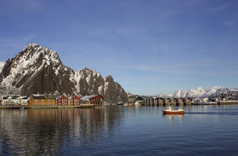 A fishing boat enters the harbour at the Arctic port of Svolvaer in northern Norway March 4, 2013. Oil companies seeking new Arctic areas for exploration face a battle with environmentalists, fishermen and hotel owners over Norwegian islands where jagged snow-capped peaks rise sheer from the sea. With oil production falling to a 25-year low this year and the state depending on oil revenues, Norway's ruling Labour Party is warming to drilling in Lofoten's pristine waters, setting up the issue as the year's biggest political fight ahead of elections in September. Picture taken March 4, 2013. To match ENERGY-ARCTIC/ REUTERS/Alister Doyle (NORWAY - Tags: ENERGY BUSINESS) - GM1E93C1LA901