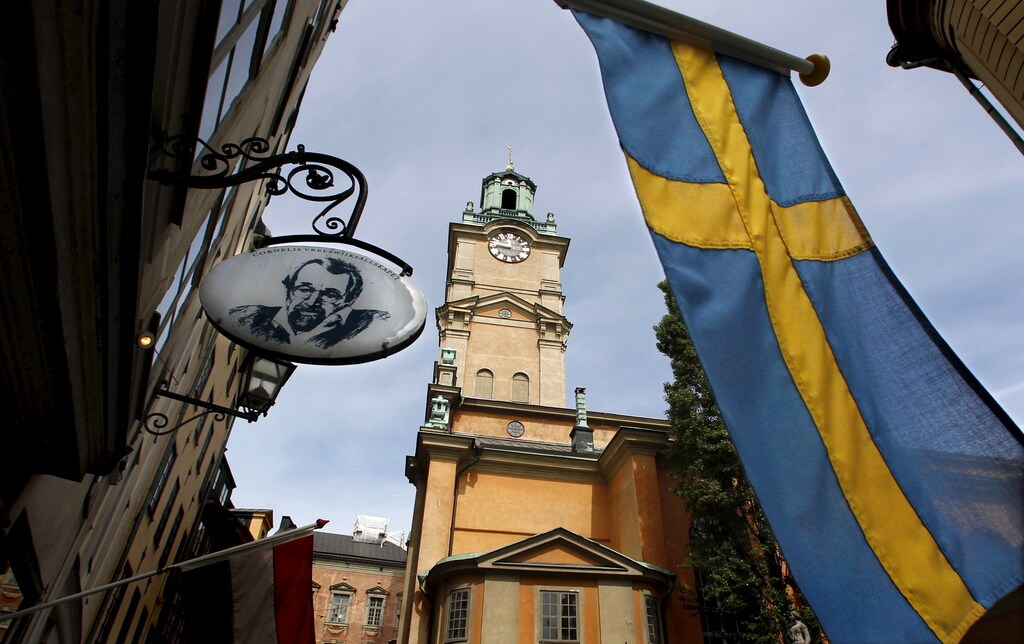 Sweden's flag waves near the Stockholm Cathedral in Gamla Stan or the Old Town district of Stockholm, Sweden, in this June 9, 2010 file photo. REUTERS/Bob Strong/Files - RTX29ME7