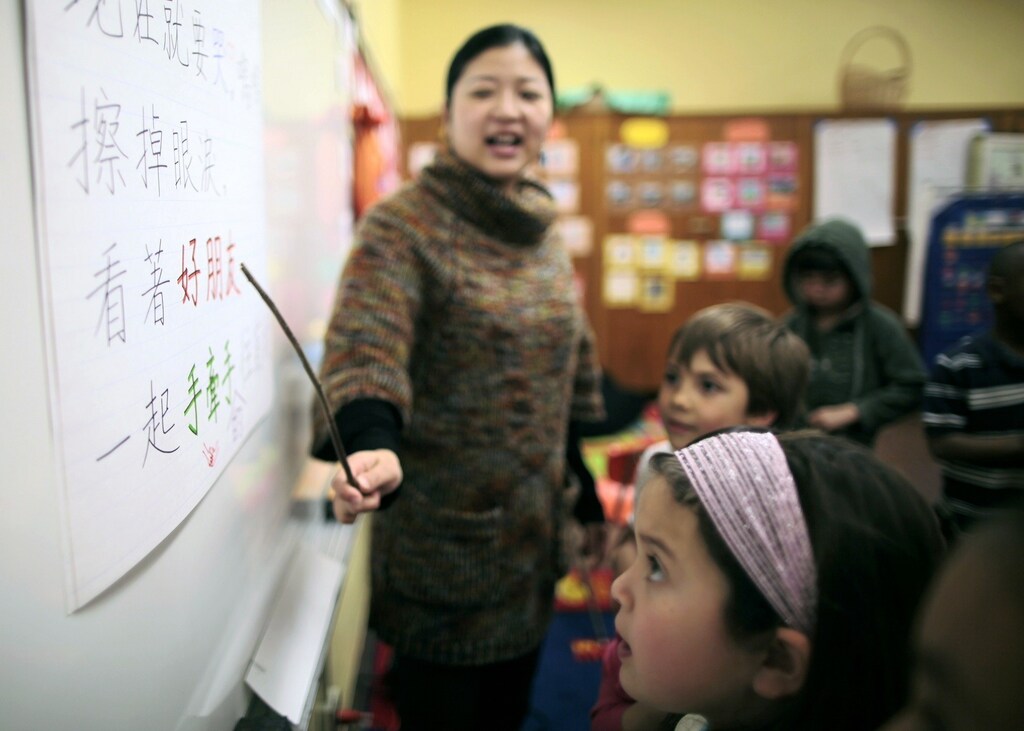 Teacher Kennis Wong (L) points to Chinese characters on the board at Broadway Elementary School in Venice, Los Angeles, California, April 11, 2011. The school launched one of only two English-Mandarin Chinese dual-language immersion programs in the Los Angeles Unified School District in September 2010. REUTERS/Lucy Nicholson (UNITED STATES - Tags: EDUCATION SOCIETY) - RTR2L4D4