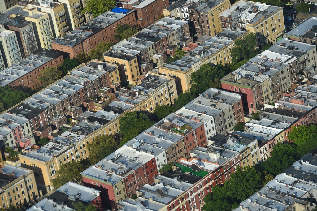 Aerial Manhattan and Brooklyn with the NYPD Aviation Unit: electrification of buildings could rapidly reduce greenhouse gas emissions.