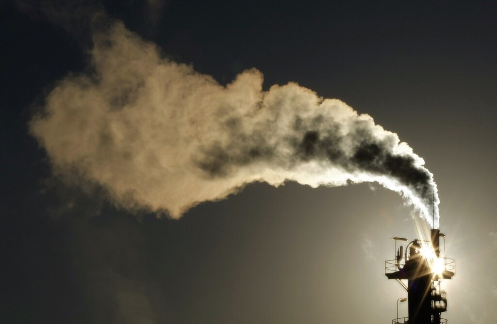 A chimney in an industrial area of Sydney emits vapour June 22, 2009. Australia's government, facing Senate defeat of key emission trading laws, vowed on Friday to bring its climate-fighting regime to the upper house a second time, opening the door for a possible snap election. REUTERS/Tim Wimborne
