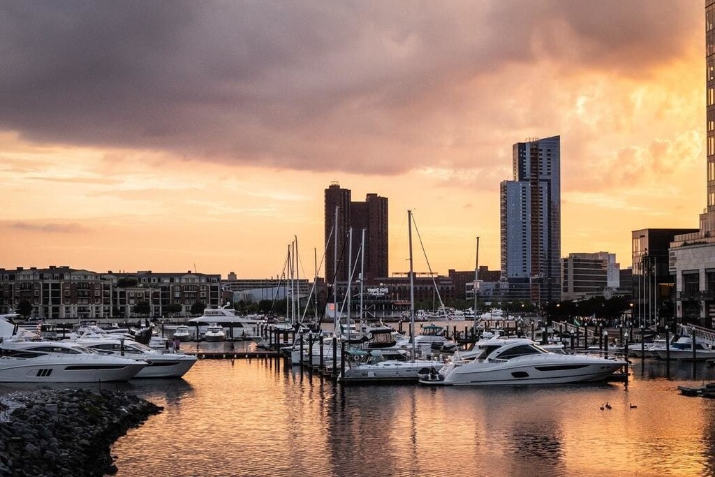 image of the harbour in Baltimore, United States