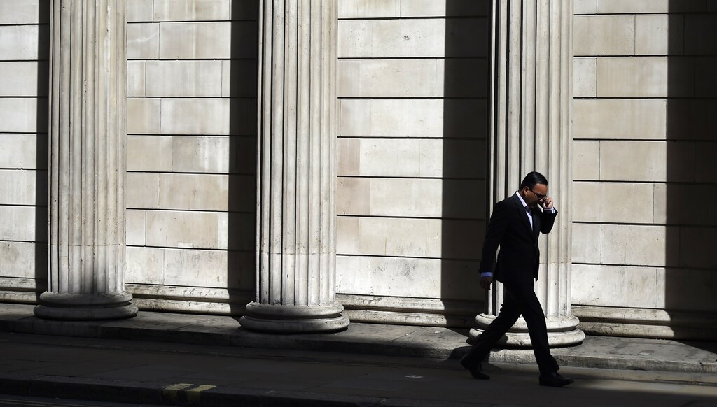A man speaks on his phone outside the Bank of England in London, Britain July 5, 2016. REUTERS/Dylan Martinez/File Photo - RTSHW44