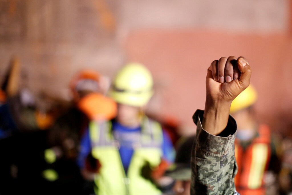 A Mexican soldier gestures to ask for silence as he and his team search for survivors in a collapsed building after an earthquake at Condesa neighborhood in Mexico City, Mexico, September 21, 2017. REUTERS/Carlos Jasso TPX IMAGES OF THE DAY - RC147AA5E340