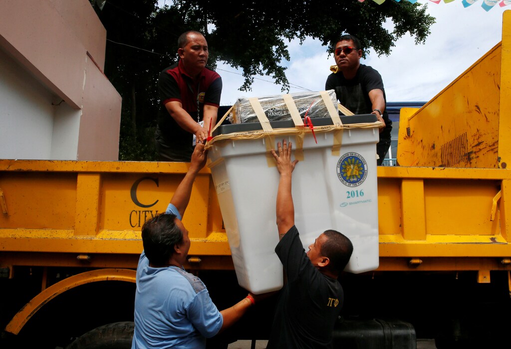 Election workers deliver a box containing election ballots and other paraphernalia, a day after the national elections for safekeeping at a gymnasium, in the hometown of leading presidential candidate Rodrigo "Digong" Duterte in Davao city, southern Philippines, May 10, 2016.