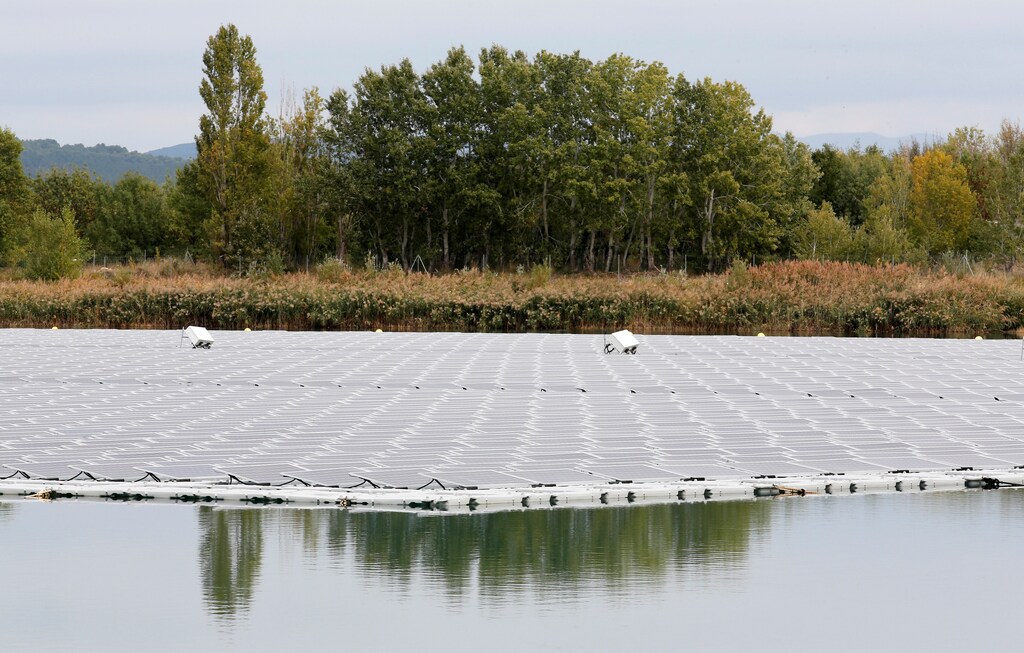 General view of floating photovoltaic solar panels during the inauguration of the power plant O'Mega 1 photovoltaic park in Piolenc, France October 18, 2019. REUTERS/Jean-Paul Pelissier - RC18BC3DDF00