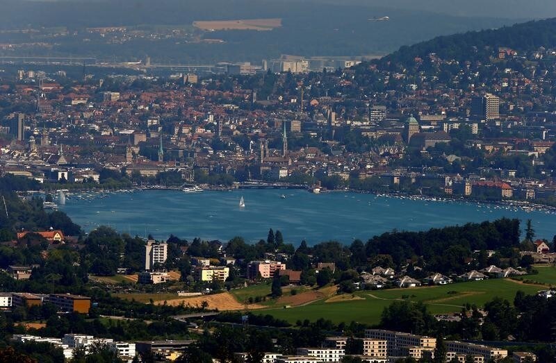 General view of the city of Zurich and Lake Zurich, Switzerland July 20, 2016. REUTERS/Arnd Wiegmann - D1BETTDJCJAA