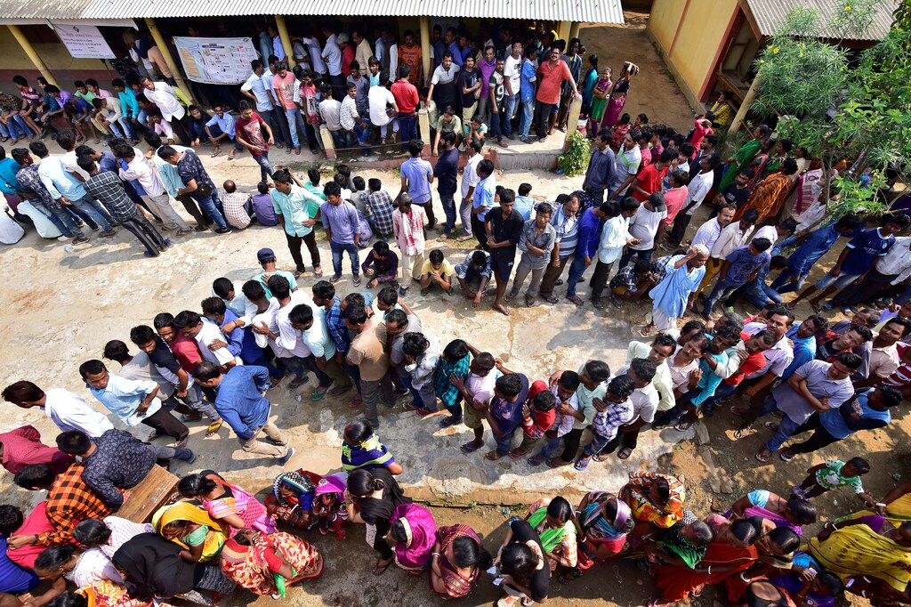 People wait in queues to cast their votes at a polling station during the third phase of general election in Guwahati, India, April 23, 2019. REUTERS/Anuwar Hazarika - RC18A846F270