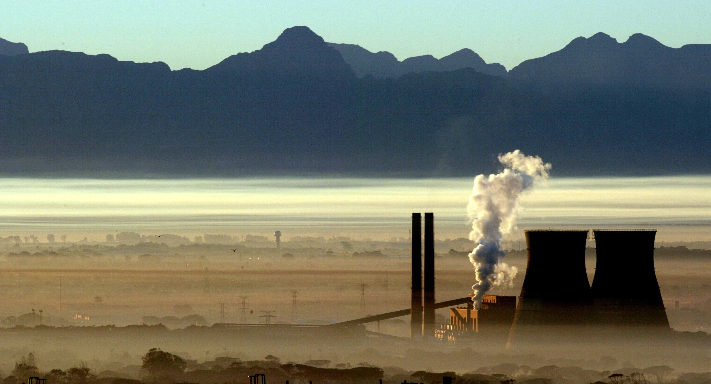 Early morning smog hangs over Cape Town, the product of smoke and fumes from fires, factories and automobiles, August 3, 2003. A team of South African scientists have begun a programme of research to establish the cause of the pollution, so that efforts can be made to tackle the problem. NO RIGHTS CLEARANCES OR PERMISSIONS ARE REQUIRED FOR THIS IMAGE NTRES REUTERS/Mike Hutchings  MH/CRB - RP4DRIFRFHAA