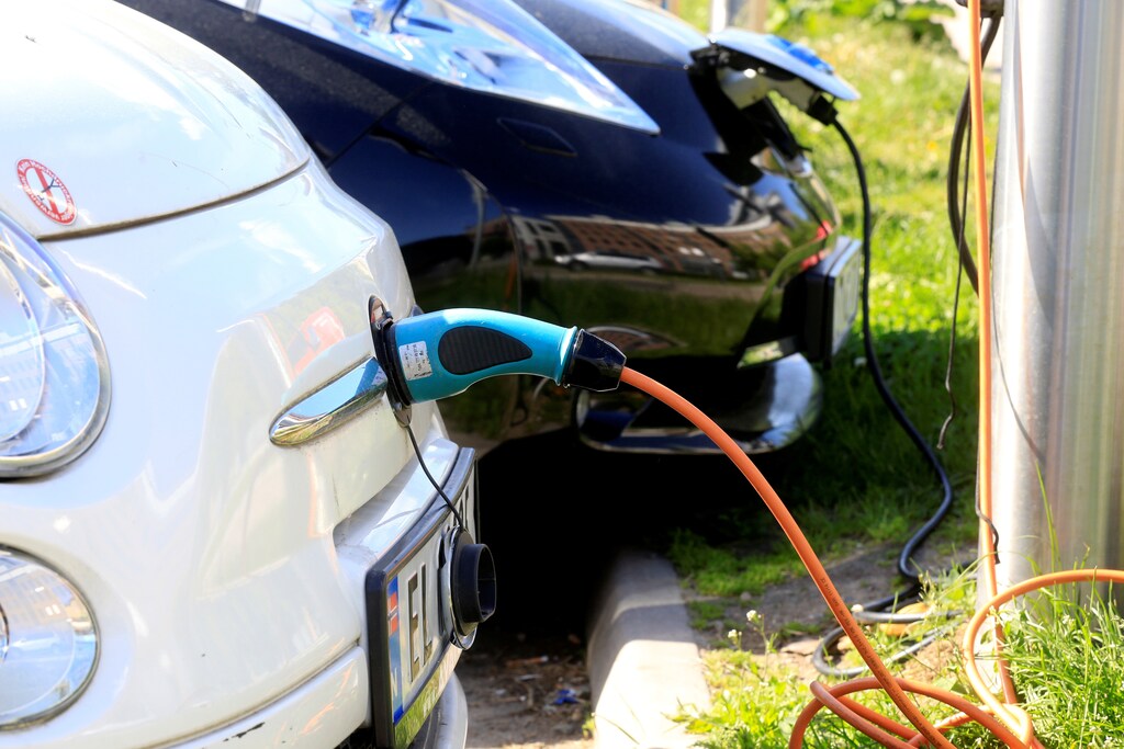 Electric cars are charged at a parking lot in Oslo, Norway, June 1, 2017. REUTERS/Ints Kalnins - RC14FECFAA00