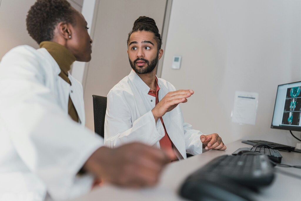 Two doctors discussing x-rays on a screen: Effective and ethical AI solutions in diagnostics require collaboration.