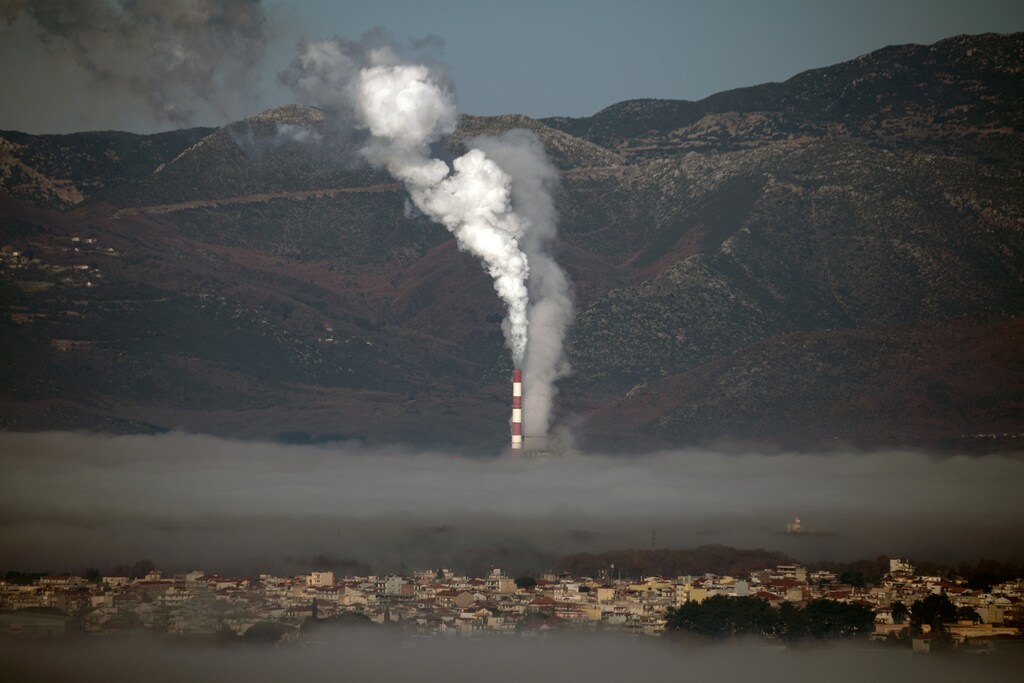 A coal-fired power plant is partially covered by morning fog, next to the town of Megalopoli, Greece, March 11, 2020. REUTERS/Alkis Konstantinidis - RC2RHF9EGN0S