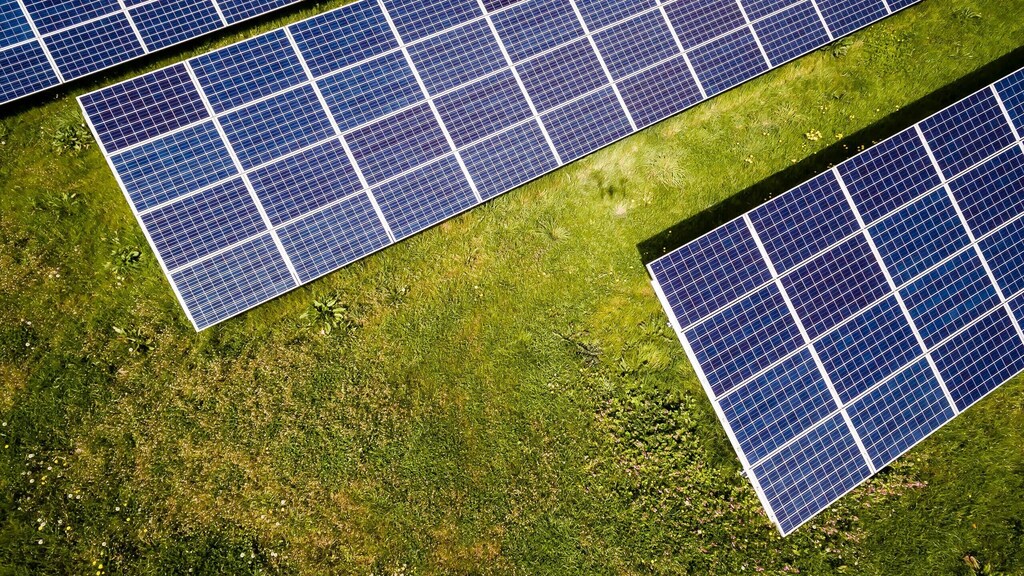 Paneles solares sobre hierba verde.