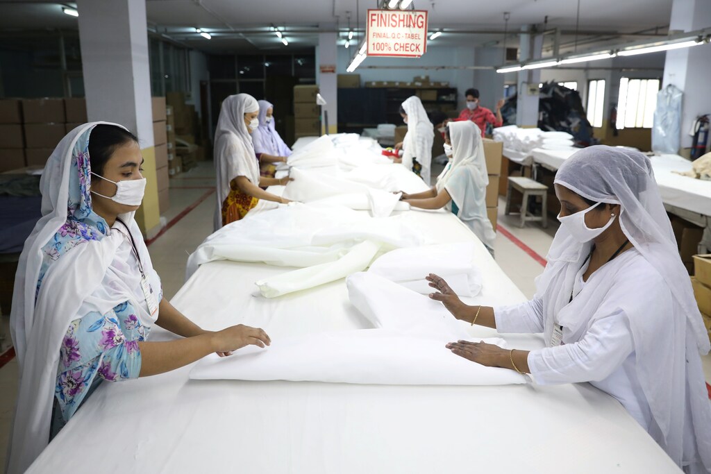Bangladeshi garment workers make protective suit at a factory amid concerns over the spread of the coronavirus disease (COVID-19) in Dhaka, Bangladesh, March 31, 2020. REUTERS/Mohammad Ponir Hossain - RC21VF95QG3M