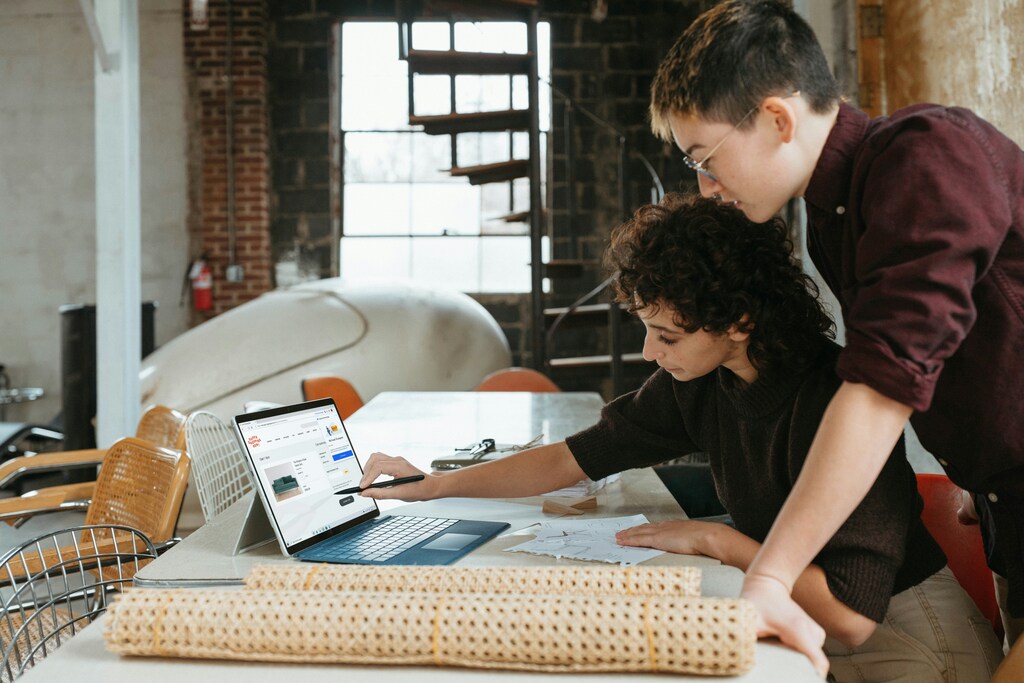 The owner of an SME at her laptop, SMEs need simplified climate reporting