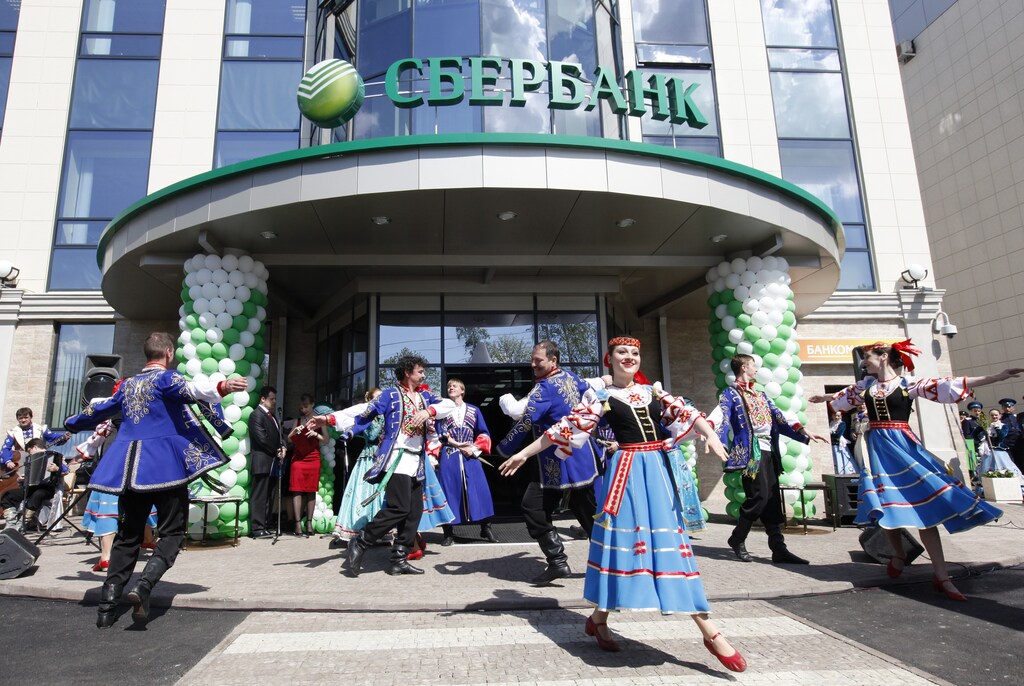 Performers dance during a ceremony to open a Sberbank branch office in Russia's southern city of Stavropol May 17, 2011. REUTERS/Eduard Korniyenko (RUSSIA - Tags: BUSINESS) - GM1E75I00K501