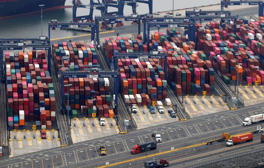 Hundreds of shipping containers are seen stacked at a pier at the Port of New York and New Jersey in Elizabeth, New Jersey, U.S., March 30, 2020. REUTERS/Mike Segar - RC2HUF980UCG