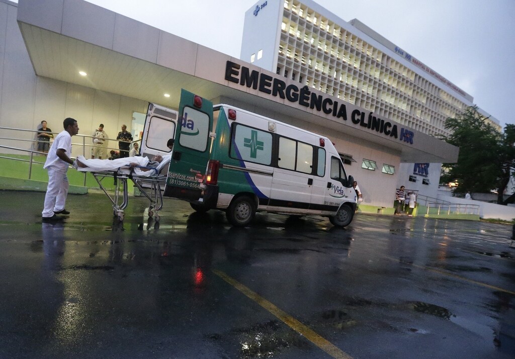 Nurses carry a patient at a public hospital in Recife City June 21, 2013. Demonstrators in Brazil gathered this week to continue the growing protest that is tapping into widespread anger at poor public services. They are demanding for better access to health, education and transport. REUTERS/Ricardo Moraes (BRAZIL - Tags: HEALTH POLITICS SOCIETY) - RTX10WN5