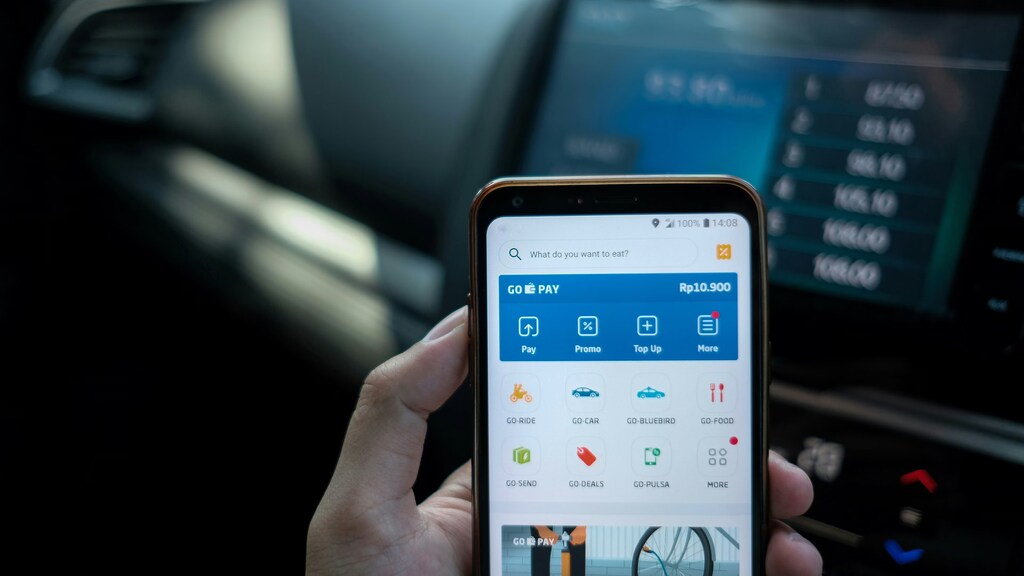 Una aplicación de pago móvil en la pantalla de un celular.
