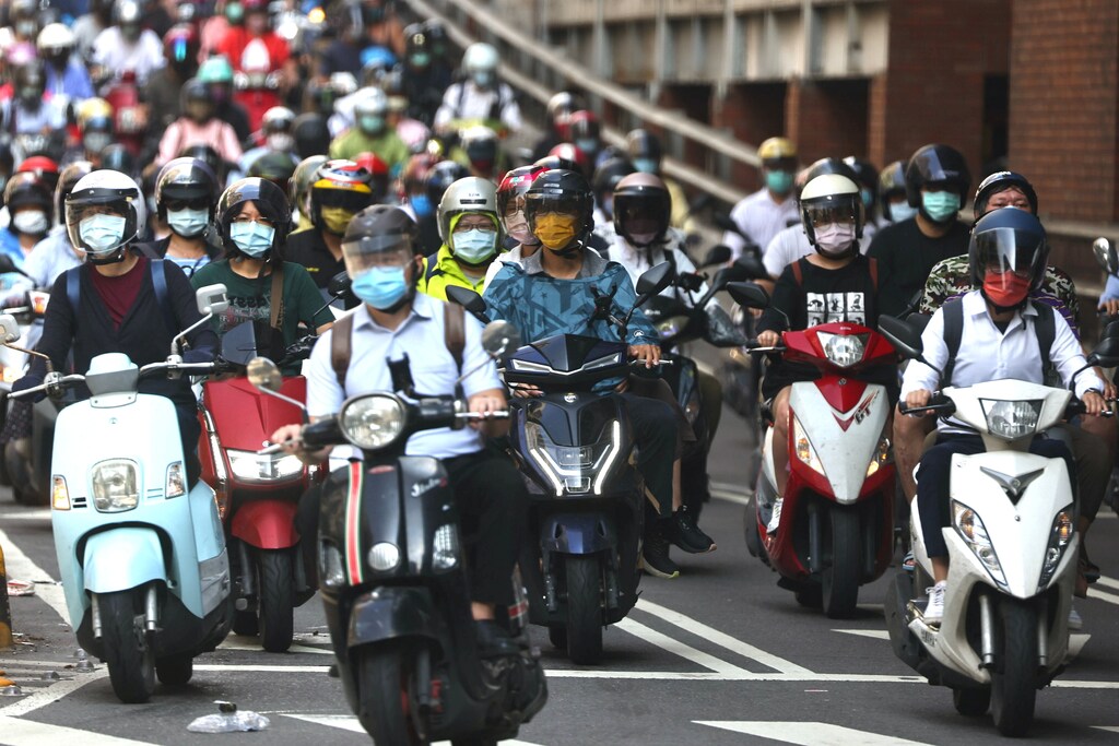 Commuters wear face masks to protect themselves from the coronavirus disease (COVID-19) during morning rush hour after Taiwan Central Epidemic Command Center (CECC) ease up coronavirus disease (COVID-19) Level 3 restrictions in Taipei, Taiwan, July 13, 2021. REUTER/Ann Wang - RC2CJO9UVQOV