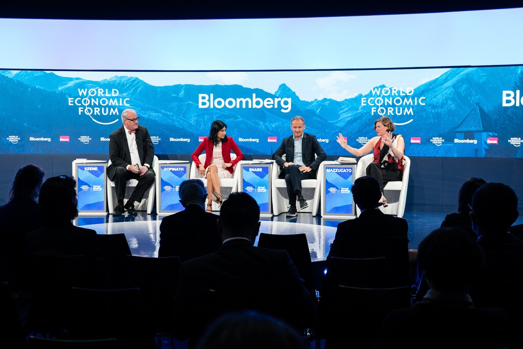 Tom Keene, Managing Editor, Bloomberg Television & Radio, USA, Gita Gopinath, First Deputy Managing Director, International Monetary Fund (IMF), Washington DC, Jim Hagemann Snabe, Chairman, Siemens, Germany; Member of Board of Trustees of the World Economic Forum and Mariana Mazzucato, Professor, University College London (UCL), United Kingdom captured in theÂ What Next for Global Growth? Â session at the World Economic Forum Annual Meeting 2022 in Davos-Klosters, Switzerland,Â 25 May.Â Congress Centre - Sanada Room. Copyright: World Economic Forum/Sikarin Fon Thanachaiary