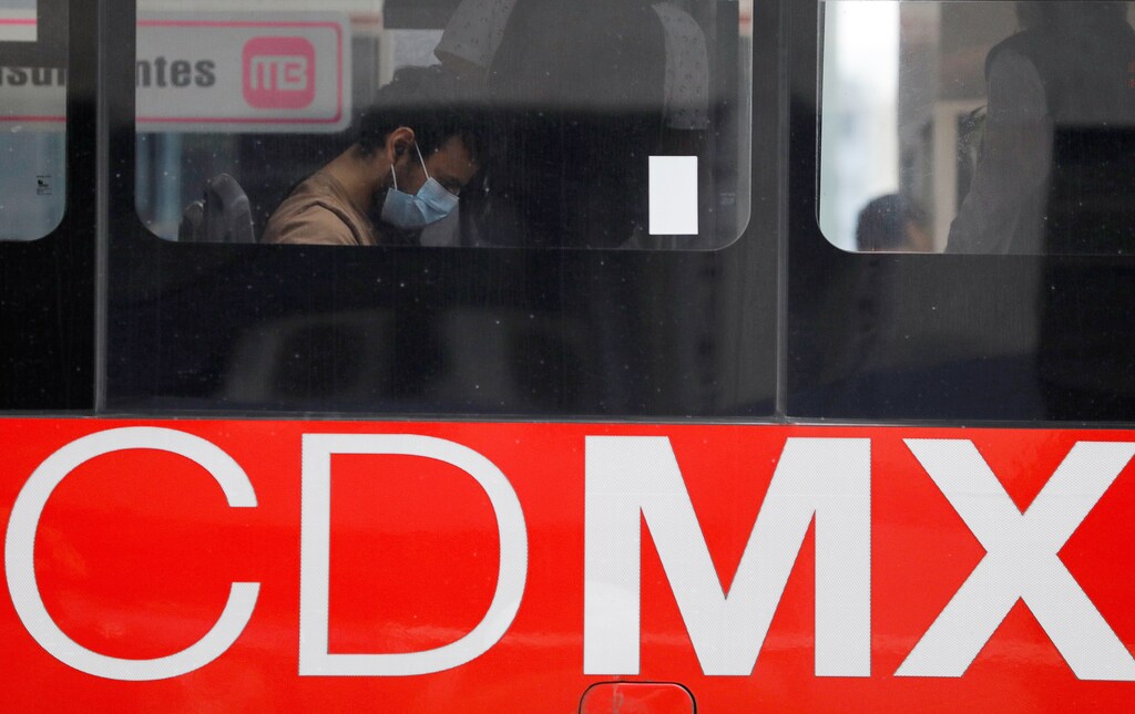 Un hombre usa una máscara protectora en el autobús después de que el gobierno de México dijo el viernes que detectó los primeros casos de infección por coronavirus en el país, en la Ciudad de México, México, 28 de febrero de 2020.