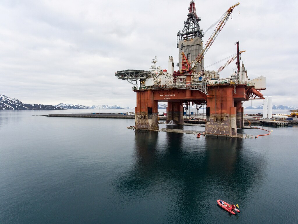 Greenpeace activists approach Equinor oil rig near Hammerfest, Norway April 29, 2019. Jani Sipila/Greenpeace/ Handout via REUTERS REUTERS ATTENTION EDITORS - THIS IMAGE WAS PROVIDED BY A THIRD PARTY - RC159E035E40