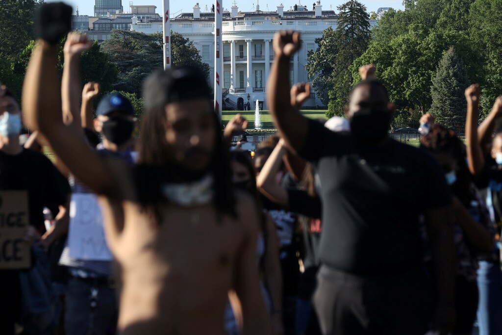 Protesters march at the White House during a rally against the death in Minneapolis police custody of George Floyd, in Washington, D.C., U.S. May 31, 2020. REUTERS/Jonathan Ernst TPX IMAGES OF THE DAY - RC2YZG9MI80O
