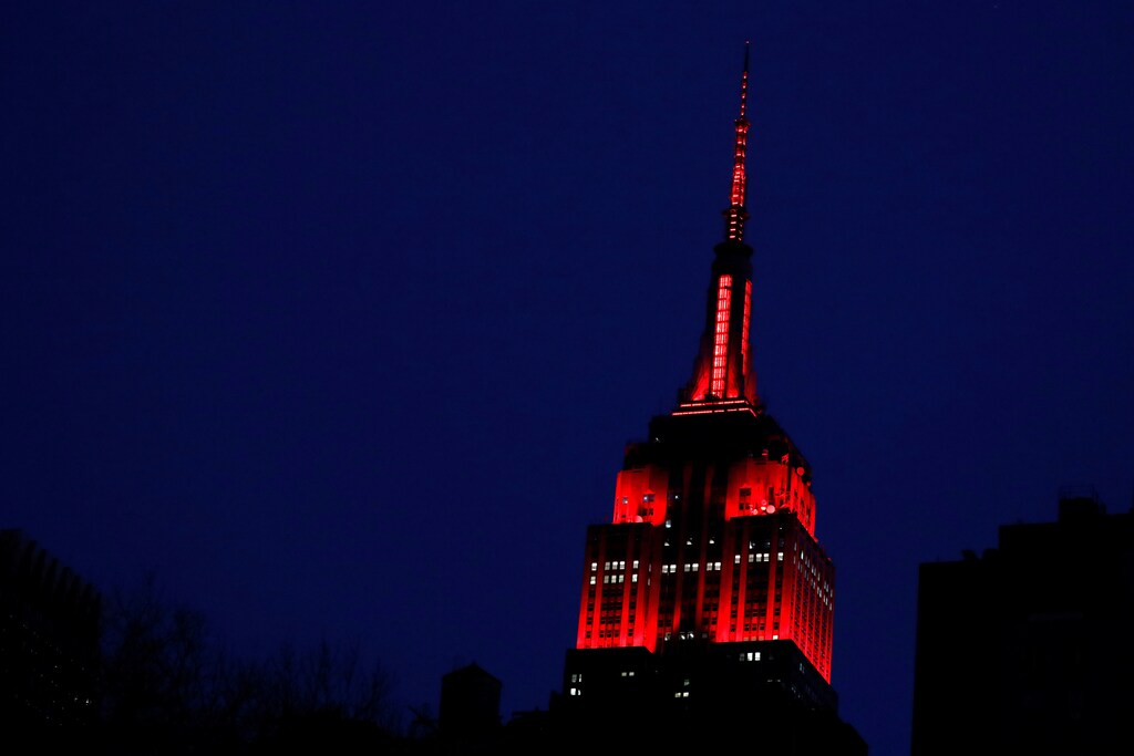 The Empire State Building is lit in red to honor emergency workers during the outbreak of coronavirus disease (COVID-19) in Manhattan, New York City, U.S. April 2, 2020. REUTERS/Andrew Kelly - RC2PWF9RGEXT