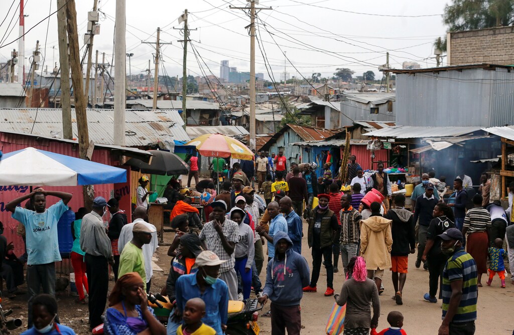 Residents gather along the streets of Mathare Valley slums amid the spread of the coronavirus disease (COVID-19) in Nairobi, Kenya April 19, 2020. REUTERS/Thomas Mukoya - RC2R7G9NRSUL