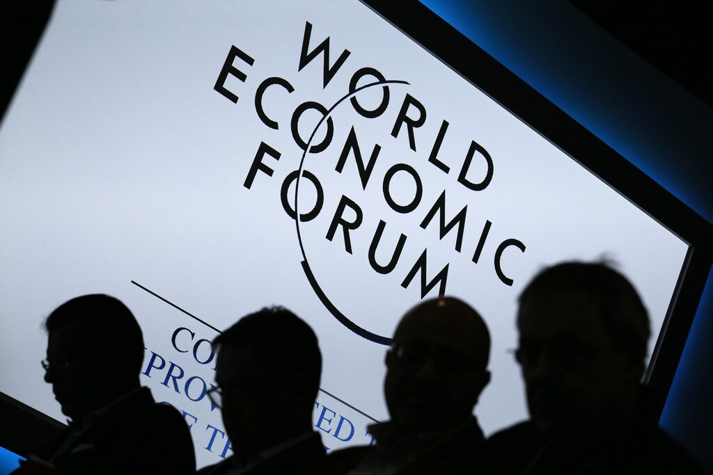 Participants attend a session during the annual World Economic Forum (WEF) meeting in Davos, January 23, 2013. REUTERS/Pascal Lauener (SWITZERLAND - Tags: POLITICS BUSINESS) - GM1E91N1A2I01
