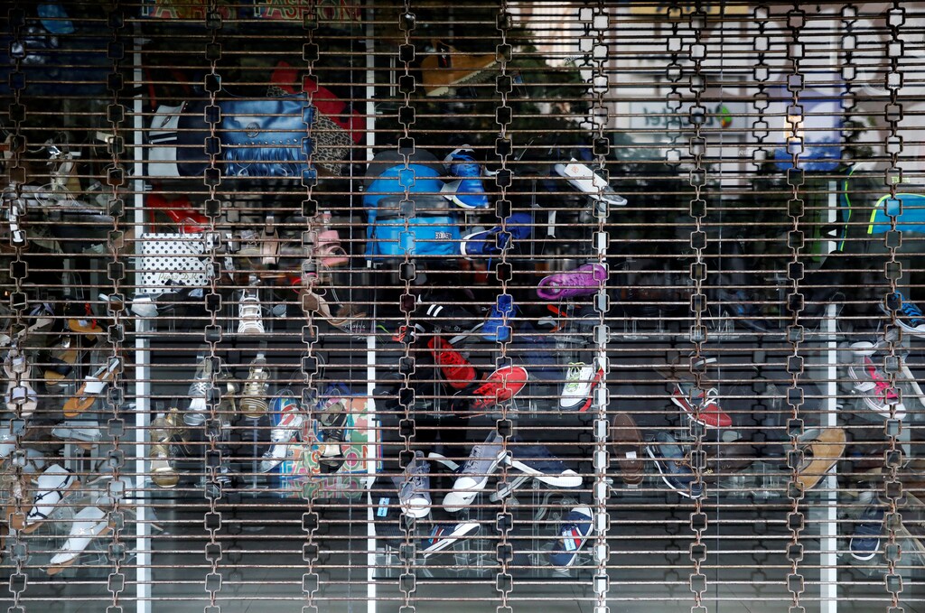 A closed shop is seen during a blackout in Caracas, Venezuela March 8, 2019. REUTERS/Carlos Jasso - RC1CDC5A2F00