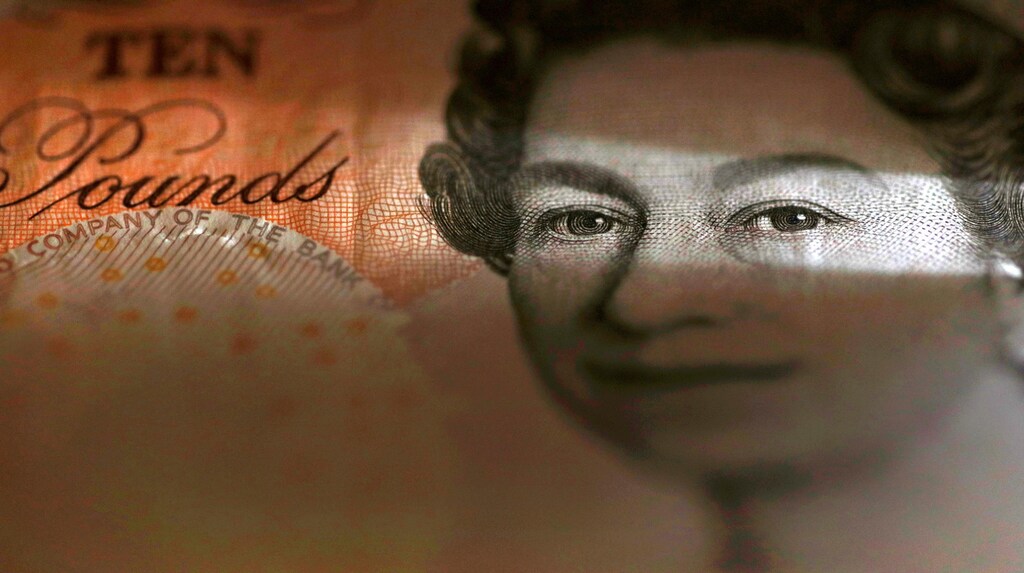 An English ten Pound note is seen in an illustration taken March 16, 2016. REUTERS/Phil Noble/Illustration/File Photo - RTSR4CX
