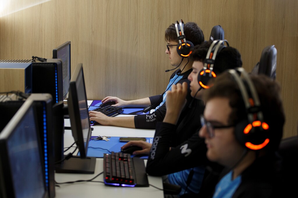 Members of Movistar Riders ESports team train "League of Legends" video game at Movistar ESports Center in Madrid, Spain, May 31, 2017. Picture taken May 31, 2017. REUTERS/Sergio Perez - RTX38O0E