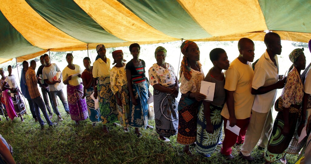 Malawians queue for food aid distributed by the United Nations World Food Progamme (WFP) in Mzumazi village near the capital Lilongwe, February 3, 2016.