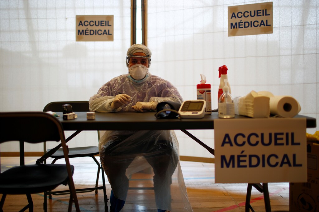 A member of the medical staff, wearing protective suit and face mask, works at an emergency COVID-19 center inside a gymnasium in Champigny-sur-Marne near Paris as the spread of the coronavirus disease continues in France, March 31, 2020. REUTERS/Gonzalo Fuentes - RC21VF9VD6Z6