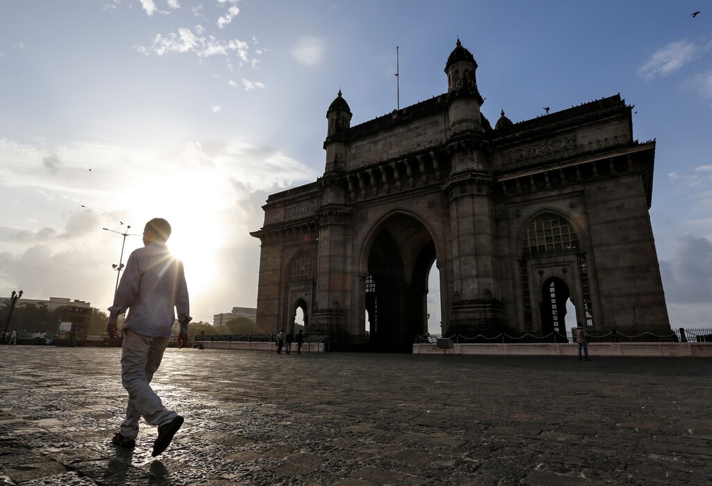 People visit Gateway of India along the Arabian sea in Mumbai, India, August 22, 2016. REUTERS/Danish Siddiqui - RC1935F45290
