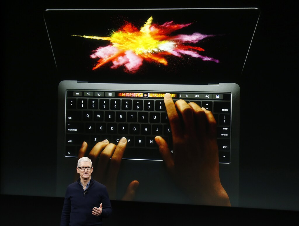 Apple CEO Tim Cook speaks under a graphic of the new MacBook Pro during an Apple media event in Cupertino, California, U.S. October 27, 2016. REUTERS/Beck Diefenbach TPX IMAGES OF THE DAY - RTX2QR68