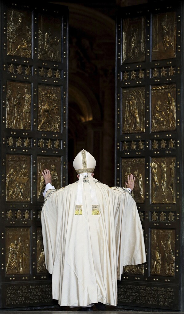 Pope Francis opens the Holy Door to mark opening of the Catholic Holy Year, or Jubilee, in St. Peter's basilica, at the Vatican, December 8, 2015. REUTERS/Max Rossi - GF10000258459