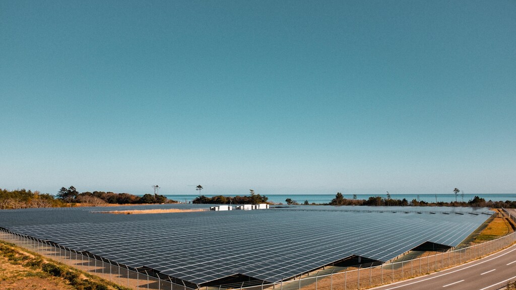 Floating solar farms are becoming more common in the fight to cut CO2 emissions.