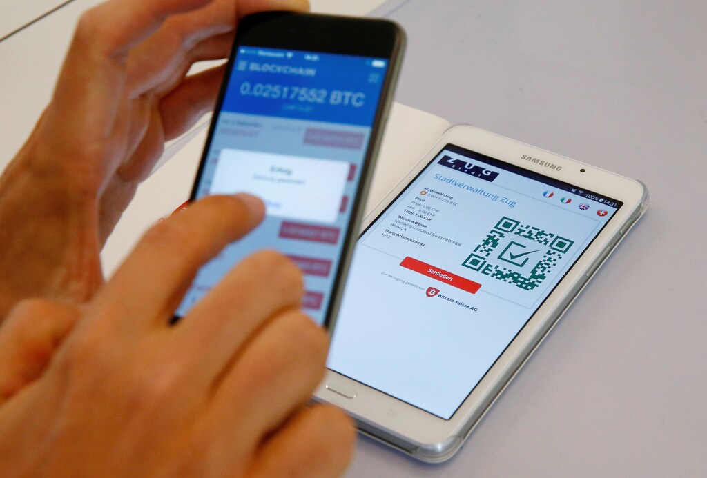 An administrator demonstrates how to pay with Bitcoin at the Stadthaus town hall in Zug, Switzerland, August 30, 2016. Picture taken on August 30, 2016. REUTERS/Arnd Wiegmann - RTX2OLTK